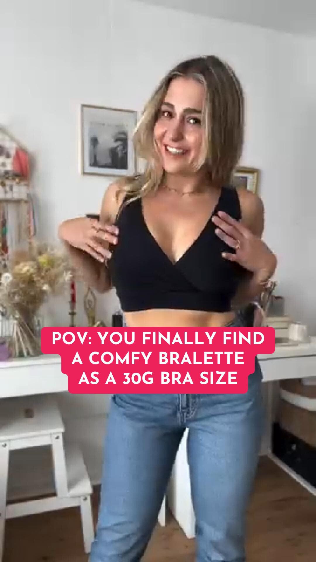 Load video: Claudia Balasz&#39;s UGC video with the black ambition active bralette